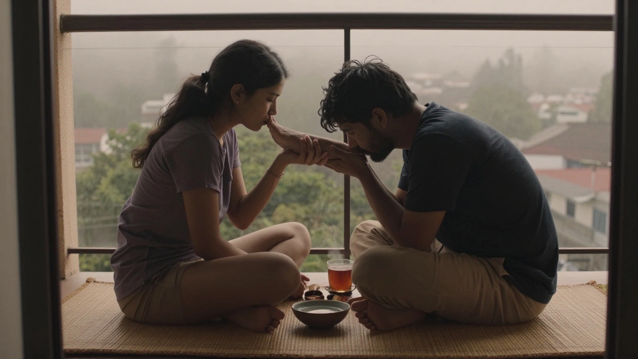 Cặp đôi ngồi trên ban công lúc bình minh, massage bàn chân và hôn cổ tay trong không gian yên bình.